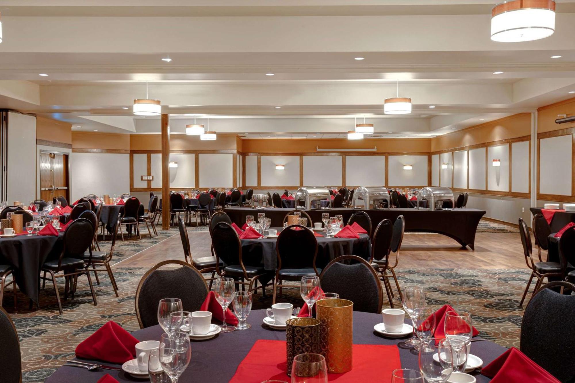 Days Inn & Conference Centre By Wyndham プリンス・アルバート エクステリア 写真