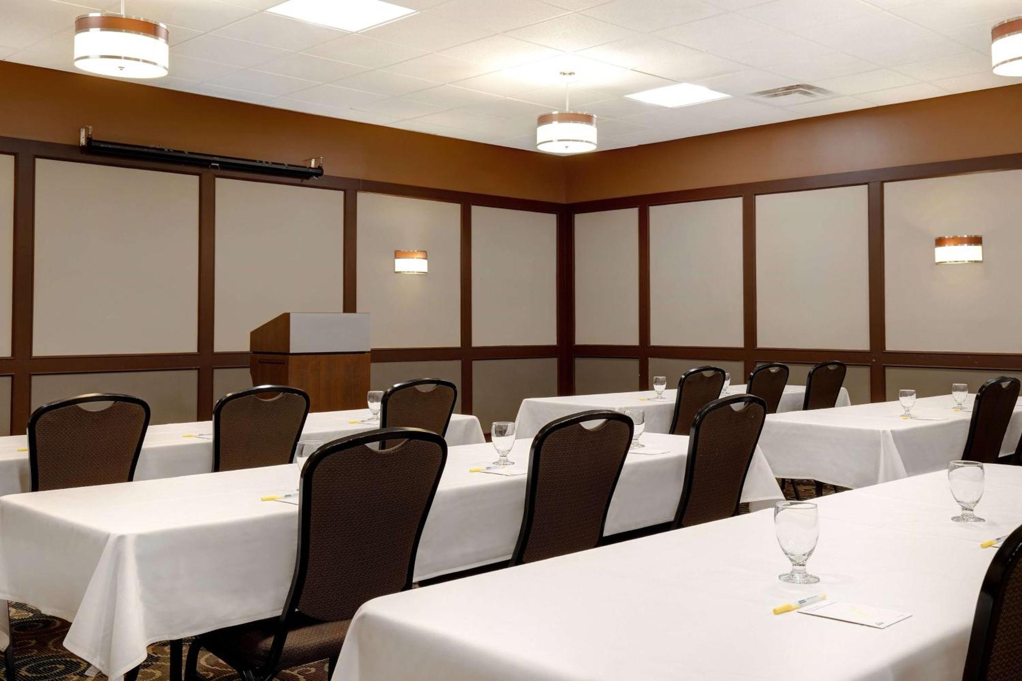 Days Inn & Conference Centre By Wyndham プリンス・アルバート エクステリア 写真