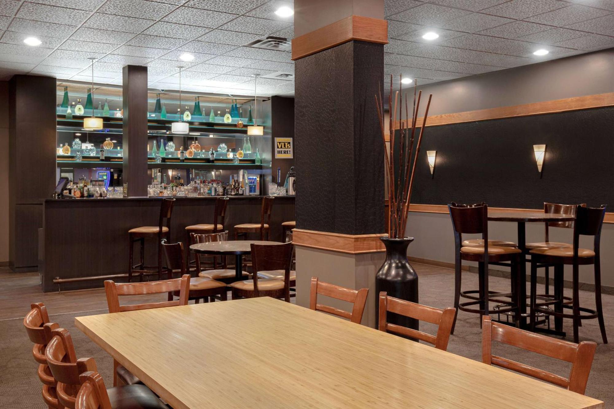 Days Inn & Conference Centre By Wyndham プリンス・アルバート エクステリア 写真