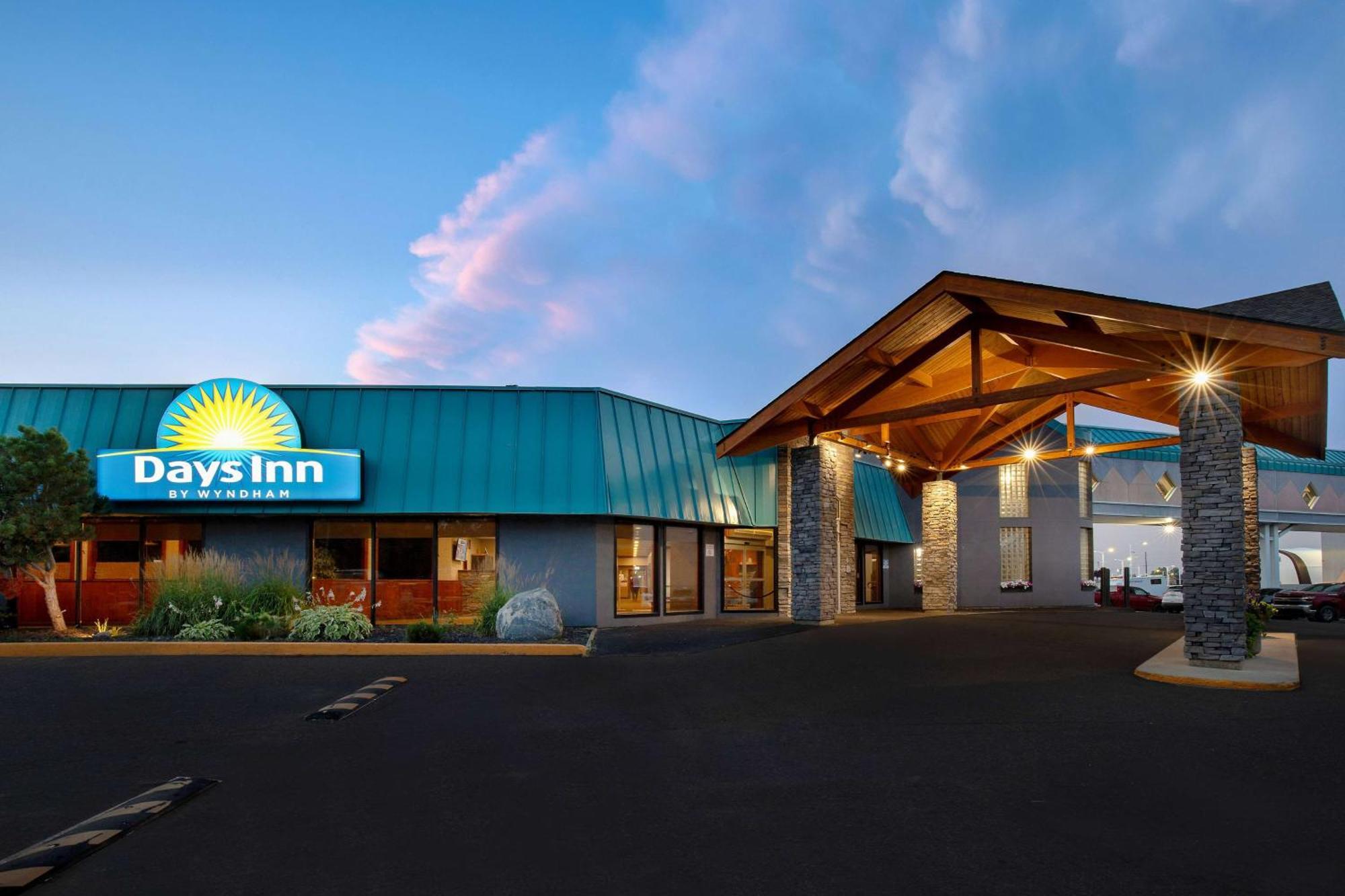 Days Inn & Conference Centre By Wyndham プリンス・アルバート エクステリア 写真
