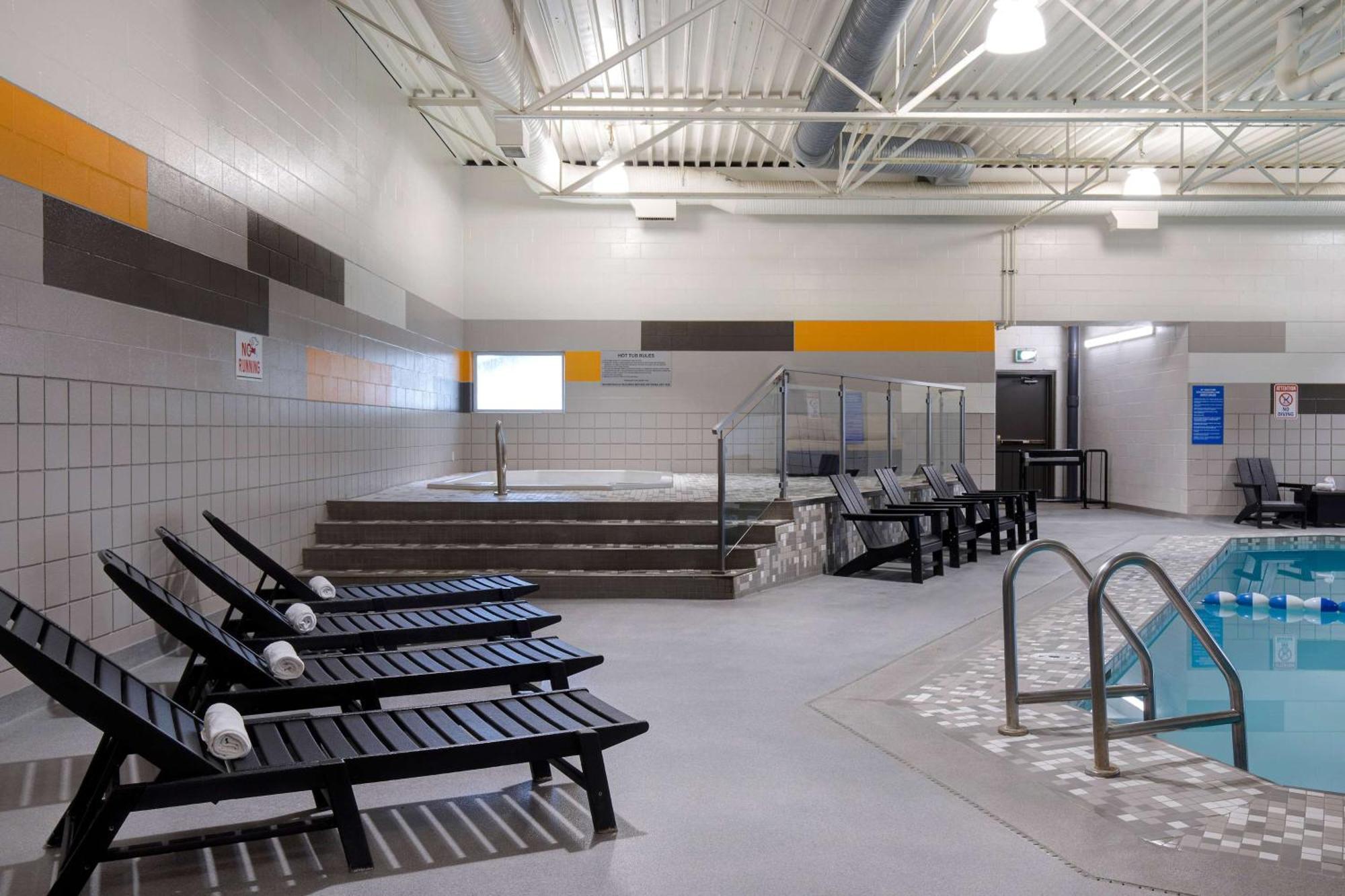 Days Inn & Conference Centre By Wyndham プリンス・アルバート エクステリア 写真