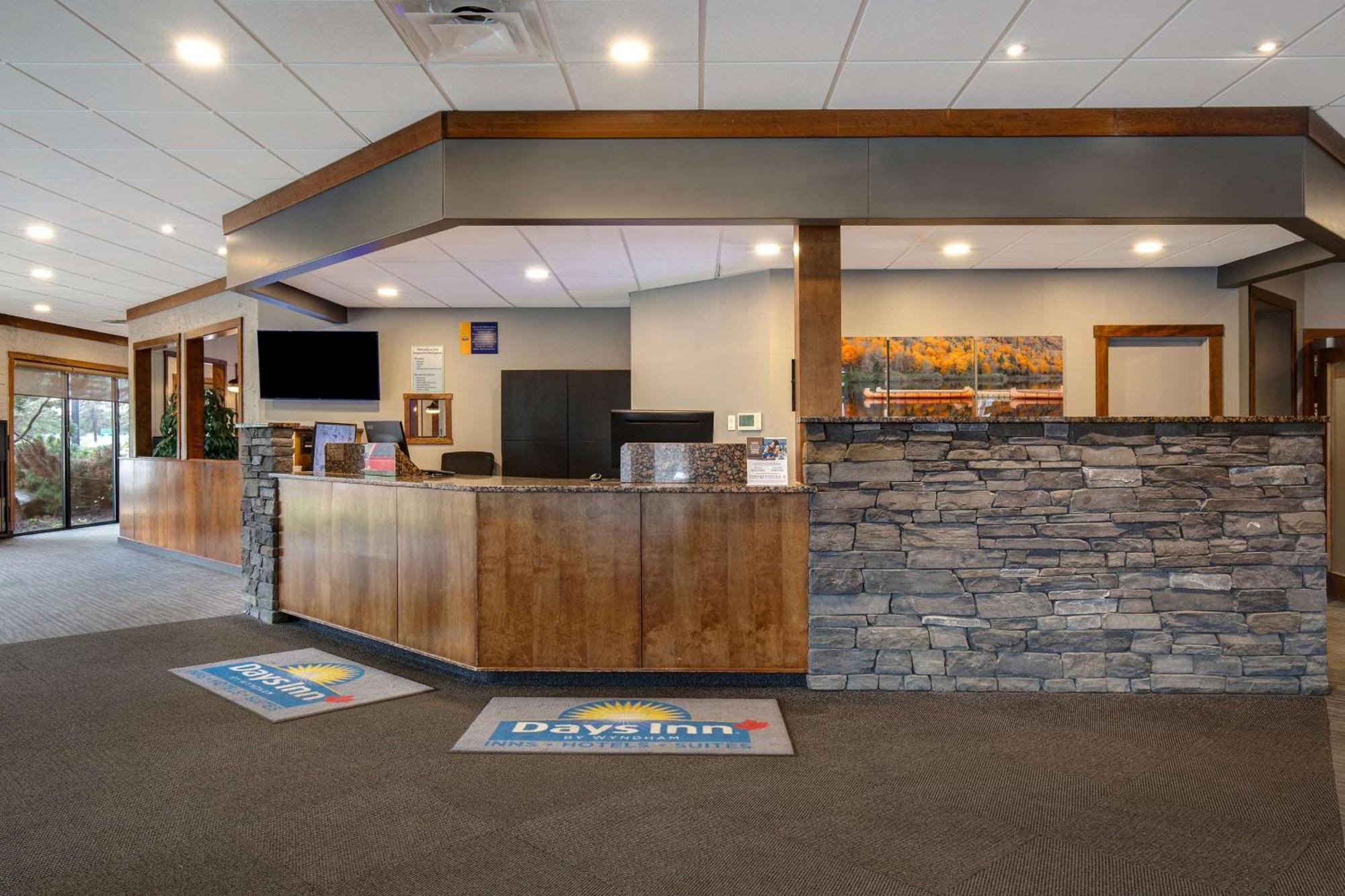 Days Inn & Conference Centre By Wyndham プリンス・アルバート エクステリア 写真